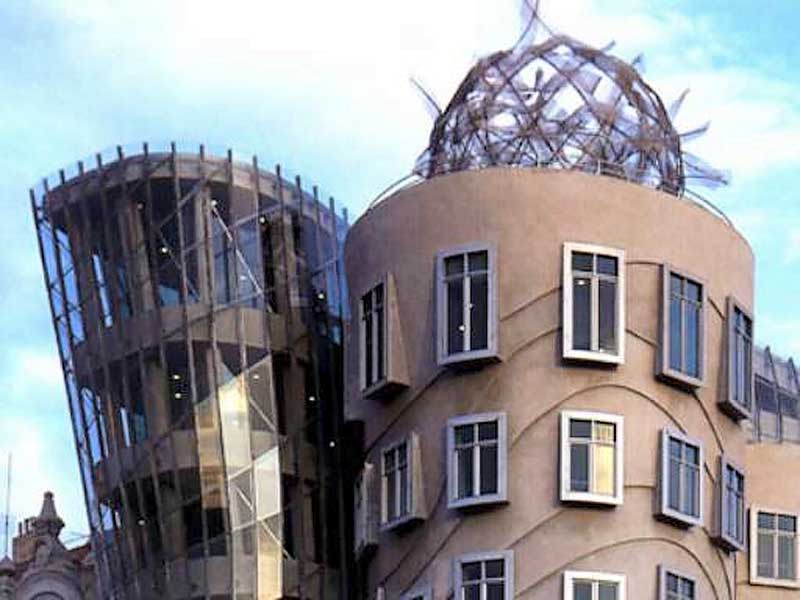 Praha: Tanc dm, plastika Medsa a nerez. konstrukce. F.O.Gehry,V.Miluni